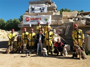 Miembros de la ONG USAR 13 y del Consorcio de Bomberos junto a la concejala Eva Naranjo