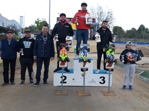 Sergio VIllalba, concejal de Deportes, junto a los clasificados en la entrega de trofeos