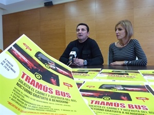 Mª Jesús Jumilla, concejala de Juventud y Bernabé Cano, alcalde de La Nucía, en la presentación del "Tramús Bús"