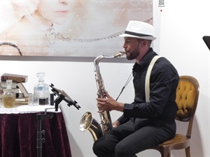 El recital se fusionó con la musica en directo del saxofonista Andrés Juan Arbona