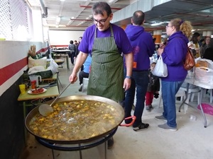 La penya El Pou elaborando su paella