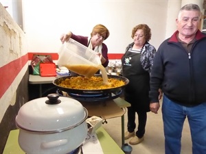 La penya la Granera elaborando su paella