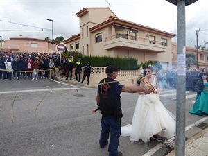 Jero Arranz, reina de les Festes 2018, encendiendo la mascletà de Sant Rafel