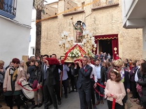 La imagen de Sant Rafel cuenta con cuatro andas y 12 cintas, que son subastadas cada año