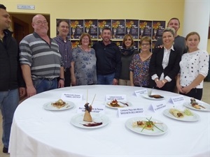 Los bares participante en la IX Ruta de la Tapa junto a Juan A. Montiel, pte. AECNU y la concejala Mª Jesús Jumilla