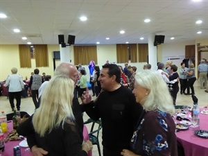 Vidal Corredor, pte. Asociación Jubilados conversando con Bernabé Cano, alcalde de La Nucía y la concejala Beatriz Pérez-Hickman