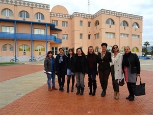 Pie de foto: Gemma Márquez, concejala de Igualdad, junto al resto del Consejo Comarcal de Igualdad de la Marina Baixa, tras la presentación de la II Marcha contra la violencia de Género