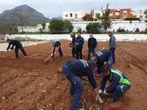 Bernabé Cano, ha visitado esta mañana la parcela junto a los concejales Serafín López