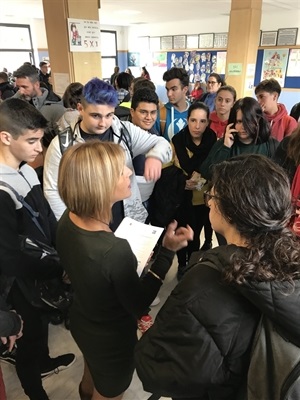 Mª Jesús Jumilla, concejala de Juventud, junto a estudiantes del IES La Nucía