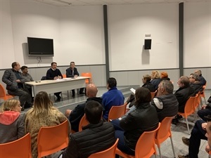 Bernabé Cano, alcalde de La Nucía, junto a Santiago Carrascosa e Ignacio Albiñana, representantes de la urbanización