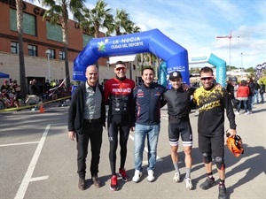 Los bikers Héctor Barberá (piloto Moto GP), Manolín Sánchez (Campeón MTB Mundial M30 2017) y Felipe Solano (ganador en categoría e-bike) junto a Bernabé Cano, alcalde de La Nucía