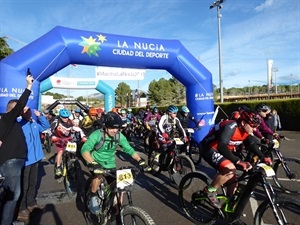 Sergio Villalba, concejal de Deportes, y Carmelo Andreu, pte  CC La Nucía, dando el pistoletazo de salida de la #marchaLaNucia2018