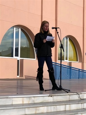 Gemma Márquez, concejala de Igualdad, durante la lectura del manifiesto