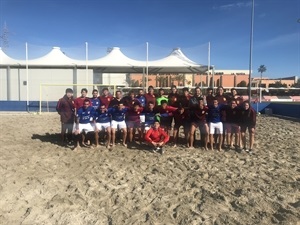 La Selección Absoluta de China de Fútbol Playa junto a su entrenador Ramiro Amarelle y Bernabé Cano, alcalde de La Nucía