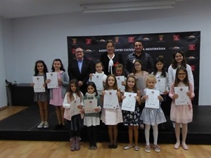 Las 13 bailarinas nucieras con su diplomas y medalla junto a Beatriz Vaello, directora Escuela de Danza, Pedro Lloret, concejal de Cultura y Bernabé Cano, alcalde de La Nucía