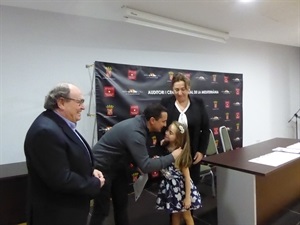 Bernabé Cano, alcalde de La Nucía, felicitando a una de las bailarinas galardonadas