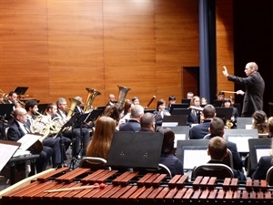 El director Ramón Lorente dirigiendo la banda de la Unió Musical de La Nucía