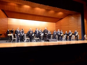 La banda de la Unió Musical La Nucía, saludando al final del concierto