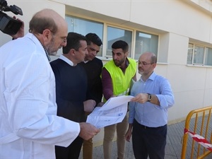 Bernabé Cano, alcalde de La Nucía, ha visitado las obras junto a Miguel Ángel Iborra, concejal de Urbanismo, Gonzalo Merino, coordinador del Centro de Salud y técnicos municipales