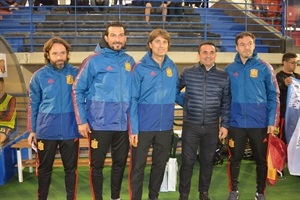 El Cuerpo técnico: Julen Guerrero primer entrenador, Santi Denia  2ºentrenador (ex jugador del At. Madrid y España)  y Ricardo López entrenador porteros (ex portero Osasuna y Manchester United) junto a Bernabé Cano, alcalde de La Nucía