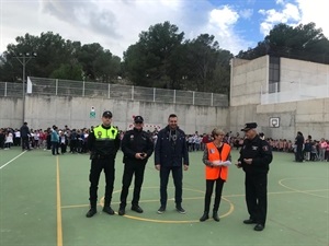 Sergio Villalba, concejal de Educación, Francisco Ballester, Jefe de Protección Civil de La Nucía, y María José Sais, directora del centro, junto a miembros de la Policía Local de La Nucía, en la evacuación