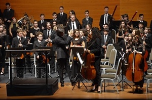 La OJPA y su director saludando al final del concierto