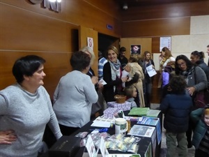 La mesa informativa de AFA Marina Baixa dio a conocer sus servicios y actividades