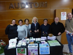 Mesa informativa con la directiva de la Asociación de Familiares y Enfermos de Alzheimer de la Marina Baixa, junto a Beatriz Pérez-Hickman, concejala de Bienestar Social, Pedro Lloret, concejal de Cultura y Francesc Sempere, director Auditori