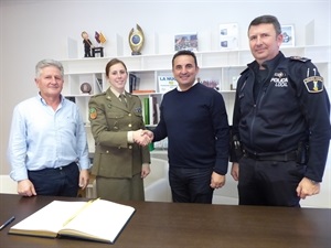 En la recepción a la soldado Ángela Lloret participaron Bernabé Cano, alcalde de La Nucía, Serafín López, concejal Seguridad Ciudadana y Javier Burrueco, Jefe de la Policía Local