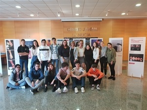 Las concejalas Mº Jesús Jumilla y Gemma Márquez, junto a los alumnos de 4º de ESO PR del Instituto de La Nucía, acompañados por su profesora Inma Morell