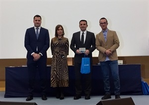 Bernabé Cano, alcalde de La Nucía, junto a los presentadores de la gala, Francisco Chico y Sandra Torrigueli, y Rufino Selva, director adjunto de la SPTCV