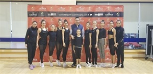 Sergio Villalba, concejal de Deportes, junto a las Gimnastas nucieras y sus entrenadoras, Sveti Mineva e Ivka Ivanova