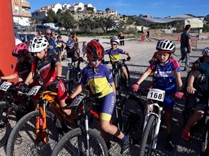 Alumnos de la escuela del Club Ciclista de La Nucía en la V Cursa Jove BTT de Callosa