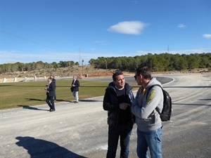 Antonio Sánchez, director deportivo de la RFEA, hablando con Bernabé Cano, alcalde de La Nucía