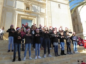 Cantando en la escalinata el coro del Colegio Sant Rafel