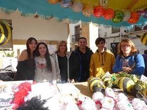 Bernabé Cano, alcalde de La Nucía, y María Jesús Jumilla, concejala de Juventud, junto al Puesto de los Corresponsales Juveniles