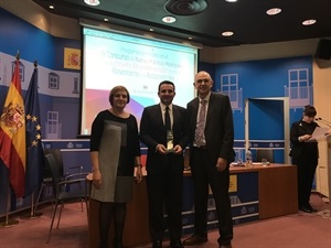 Bernabé Cano, alcalde de La Nucía, recibe el premio de manos de Satniago Sánchez Martín, en representación del Ministerio y Mª Eugenia Simarro, en representación de la FEMP