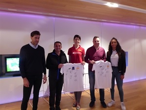 Raúl Chapado, pte. RFEA, la campeona olímpica Ruth Beitia y la campeona del mundo María Vicente entregando dos camisetas de la selección a Bernabé Cano y Sergio Villalba