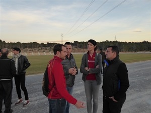 El capitán Ángel Rodríguez hablando con Ruth Beitia y Bernabé Cano, alcalde de La Nucía