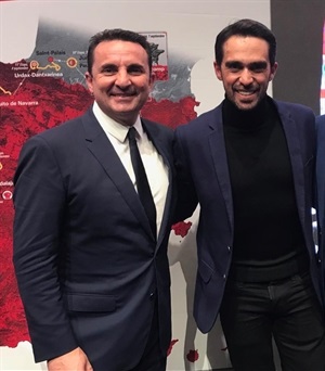 El legendario ciclista Alberto Contador junto a Bernabé CAno, alcalde de La Nucía