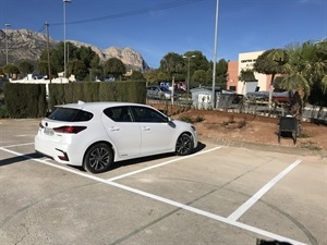 También se han pintado las plazas de aparcamiento junto a la zona verde del Copet