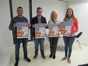 Beatriz Pérez-Hickman junto a miembros de la Comissió la Traca