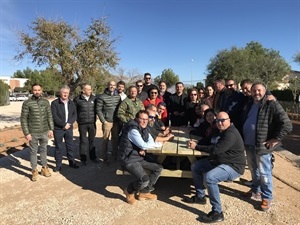 Bernabé Cano junto a los alumnos y profesores del Taller de Empleo en la Urbanización el Copet