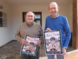 Pedro LLoret, concejal de Cultura y Francesc Sempere, Dtor. Auditori con el Cartel de Oliver Twist