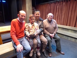 El joven protagonista de Oliver Twist, Andreas Vidal, junto a José Antonio Pérez Fresco, director de Taules Teatre, Francesc Sempere, director de L´Auditori y Pedro Lloret, concejal de Cultura