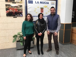 Maria José Jordá, presidenta AMPA Muixara, junto a Isabel Armijo, vicepresidenta AMPA Sant Rafel y Sergio Villalba,concejal de Educación.