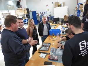 Gemma Llorens, directora del curso; Vicente Alcalá, profesor del curso Microinformática, Serafín López, concejal de Empleo y Bernabé Cano, Alcalde de La Nucía