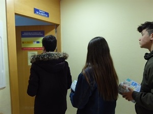 La donación de alimentos y pañales se ha realizado esta mañana en el Centro Social Calvari