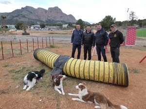 Juan Andrés Montiel y Fermín Gil del Club Deportivo Canino Agility de La Nucía junto a Sergio Villalba, concejal de deportes y Bernabé Cano, alcalde de La Nucía