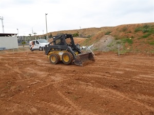 Tras el desbroce se está realizando el acondicionamiento y compactación del terreno